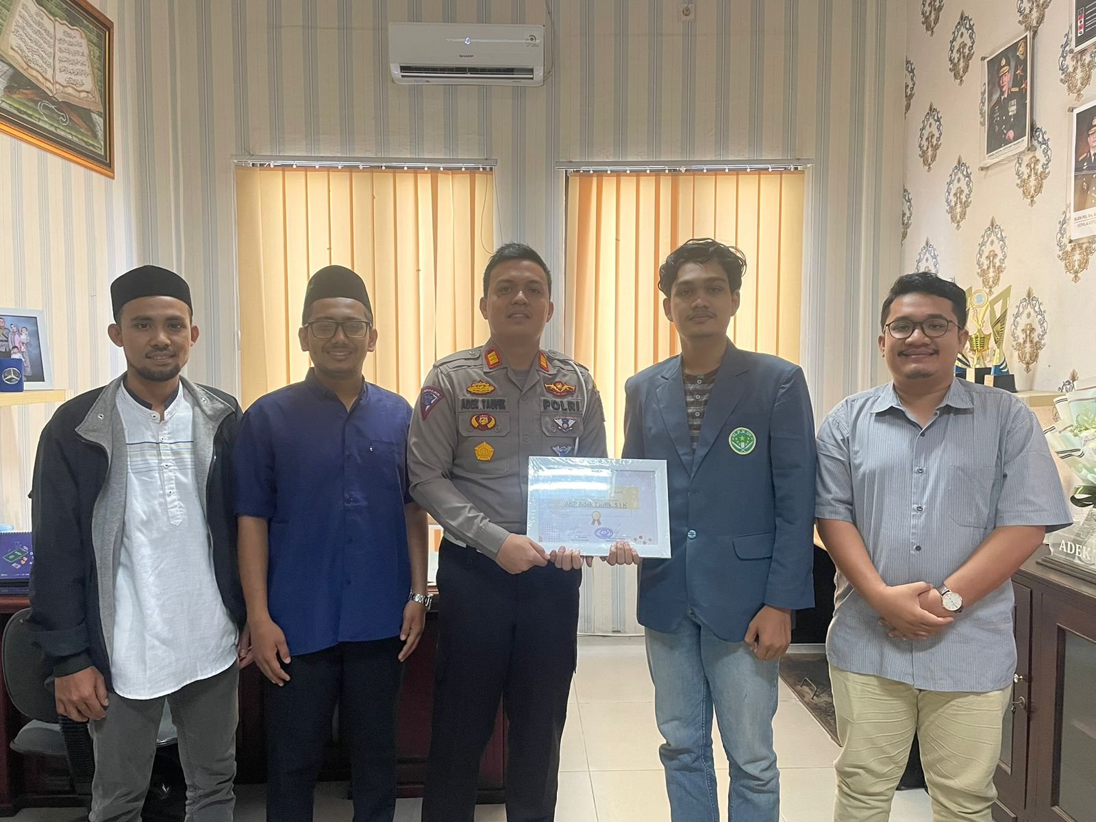 IPNU Serahkan Piagam Penghargaan Untuk Kasat Lantas Lhokseumawe IPNU Serahkan Piagam Penghargaan Untuk Kasat Lantas Lhokseumawe