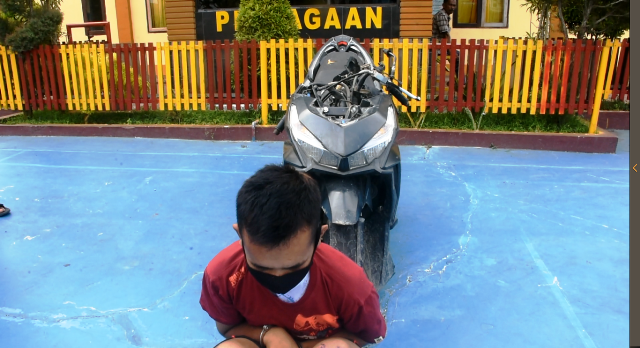 Sembunyi di Balik Pintu, Residivis Diamankan ke Polsek Idi Rayeuk Sembunyi di Balik Pintu, Residivis Diamankan ke Polsek Idi Rayeuk