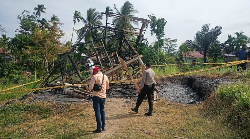 Kandang Lembu BUMG Ludes Terbakar, Pelaku Masih Dalam Tahap Penyelidikan Kandang Lembu BUMG Ludes Terbakar, Pelaku Masih Dalam Tahap Penyelidikan