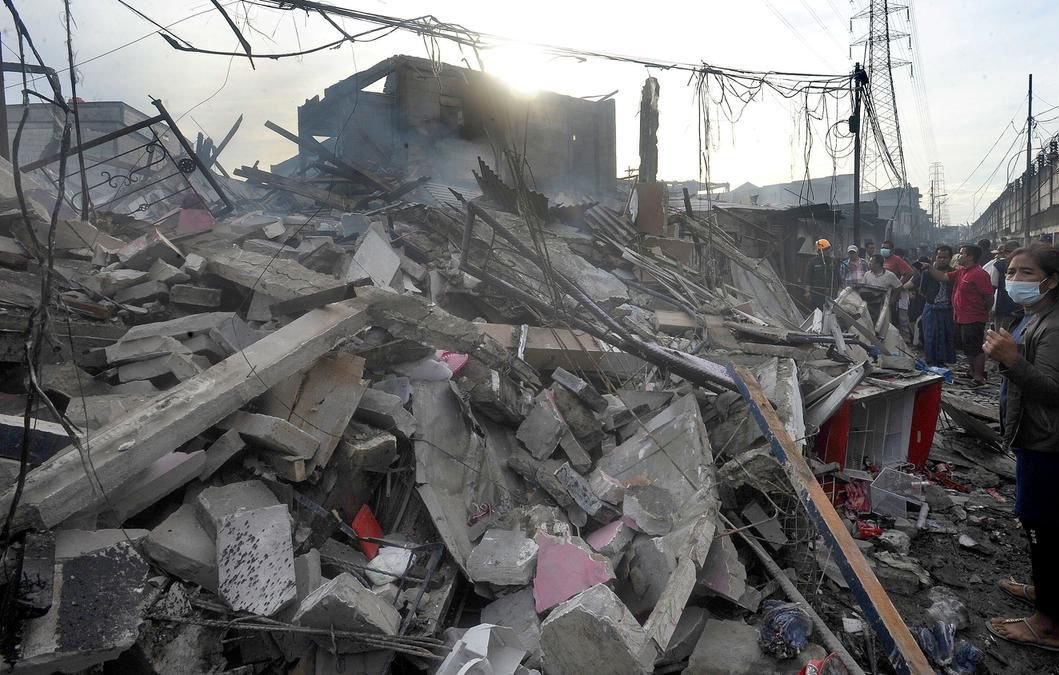 Alat Berat Diturunkan Cari Korban Kebakaran Plumpang yang Diduga Tertimbun Alat Berat Diturunkan Cari Korban Kebakaran Plumpang yang Diduga Tertimbun