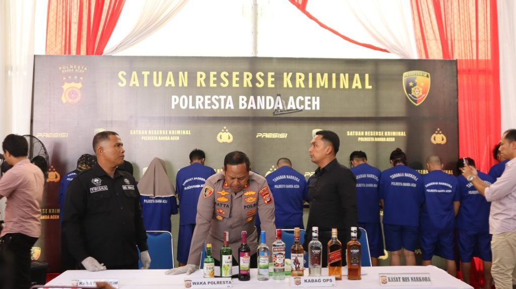 Polisi Amankan 12 Pelaku Penjual Miras di Banda Aceh Polisi Amankan 12 Pelaku Penjual Miras di Banda Aceh