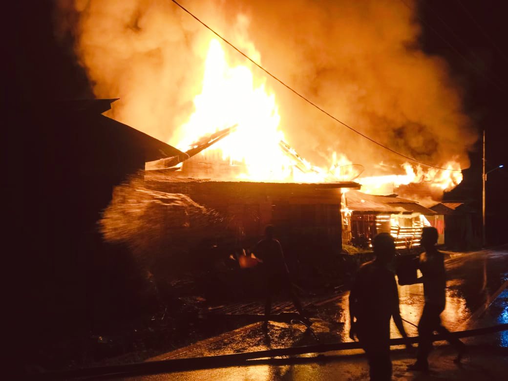 Si Jago Merah Hanguskan 19 Rumah Milik Warga 6 Diantaranya Terimbas Si Jago Merah Hanguskan 19 Rumah Milik Warga 6 Diantaranya Terimbas