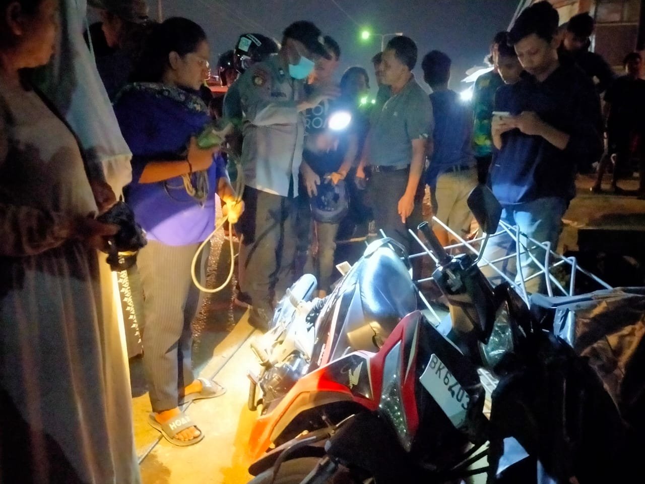 Laka Lantas !! Seorang Mahasiswi Tertusuk Besi Drainase Di Badan Jalan Lintas Nasional Laka Lantas !! Seorang Mahasiswi Tertusuk Besi Drainase Di Badan Jalan Lintas Nasional