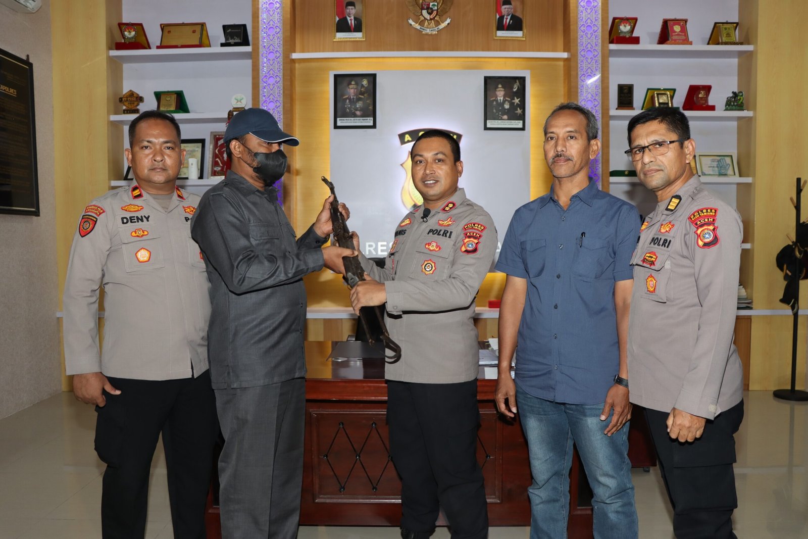 Mantan Anggota GAM Serahkan Senpi AK-56 Ke Polres Aceh Tamiang Mantan Anggota GAM Serahkan Senpi AK-56 Ke Polres Aceh Tamiang