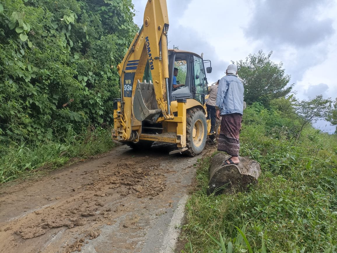 Tanah Longsor Tutupi Badan Jalan Desa Batin Baru Tanah Longsor Tutupi Badan Jalan Desa Batin Baru