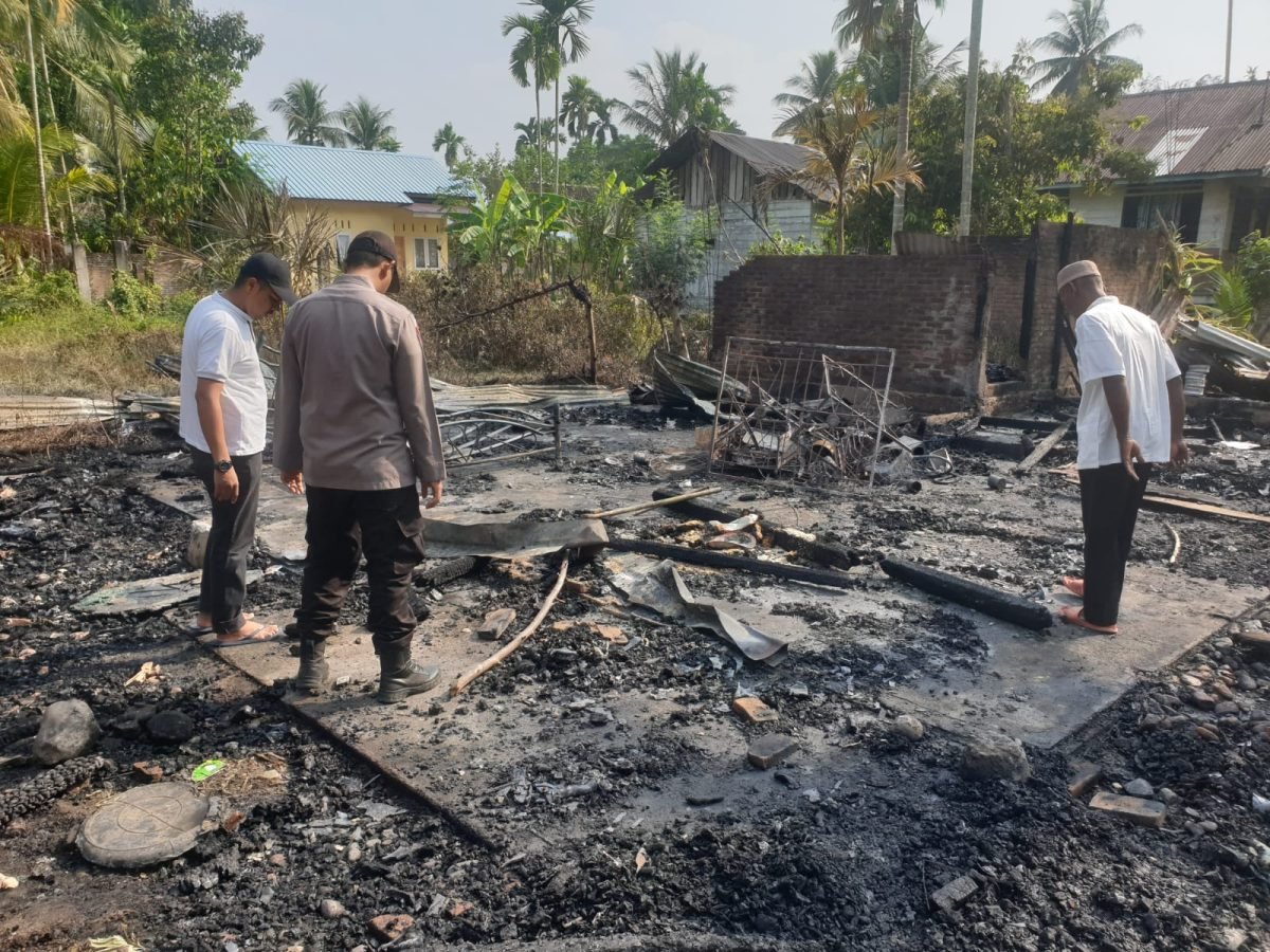 Rumah Milik Seorang Nenek Umur 80 Tahun Ludes Terbakar Api di Syamtalira Aron Rumah Milik Seorang Nenek Umur 80 Tahun Ludes Terbakar Api di Syamtalira Aron
