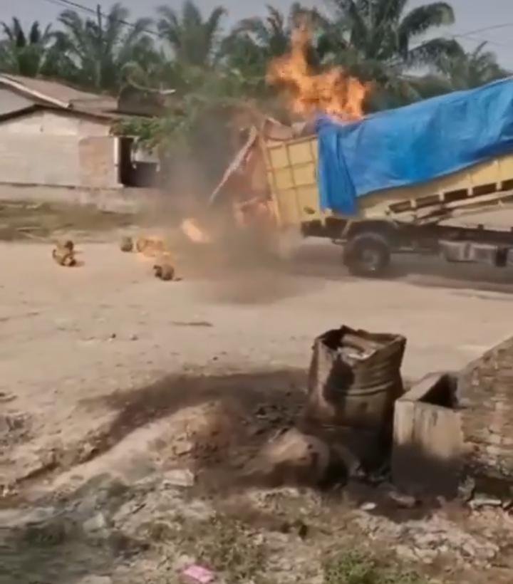 Truk Pengangkut Gas Lpg 3 Kg Terbakar, Sopir Sigap Menguasai Keadaan !! Truk Pengangkut Gas Lpg 3 Kg Terbakar, Sopir Sigap Menguasai Keadaan !!
