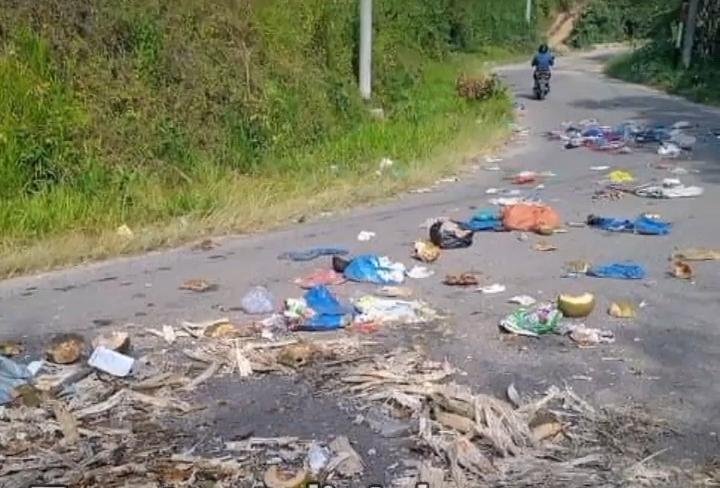 Sampah Berserakan Memenuhi Badan Jalan Aceh Tengah Sampah Berserakan Memenuhi Badan Jalan Aceh Tengah