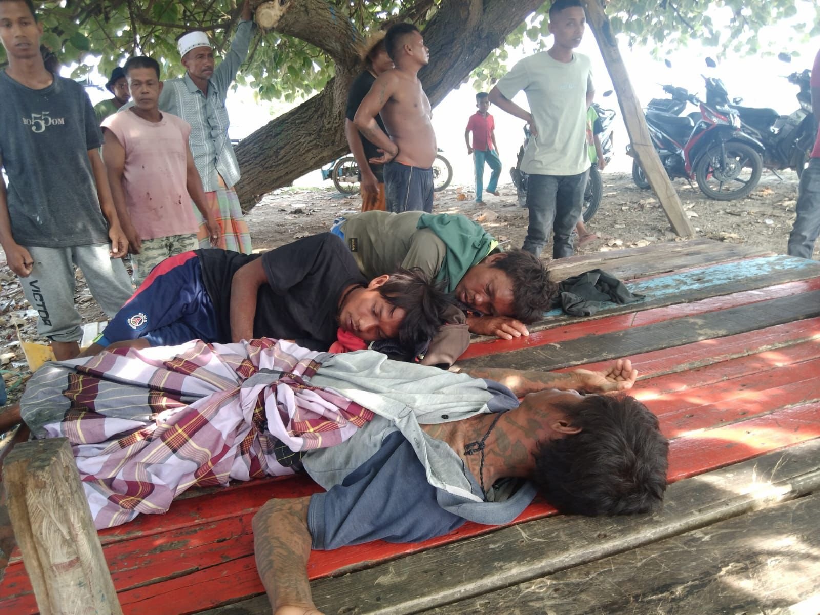 3 Orang Diduga Warga Myanmar Terombang Ambing Dilautan, Diselamatkan Warga Aceh Timur 3 Orang Diduga Warga Myanmar Terombang Ambing Dilautan, Diselamatkan Warga Aceh Timur