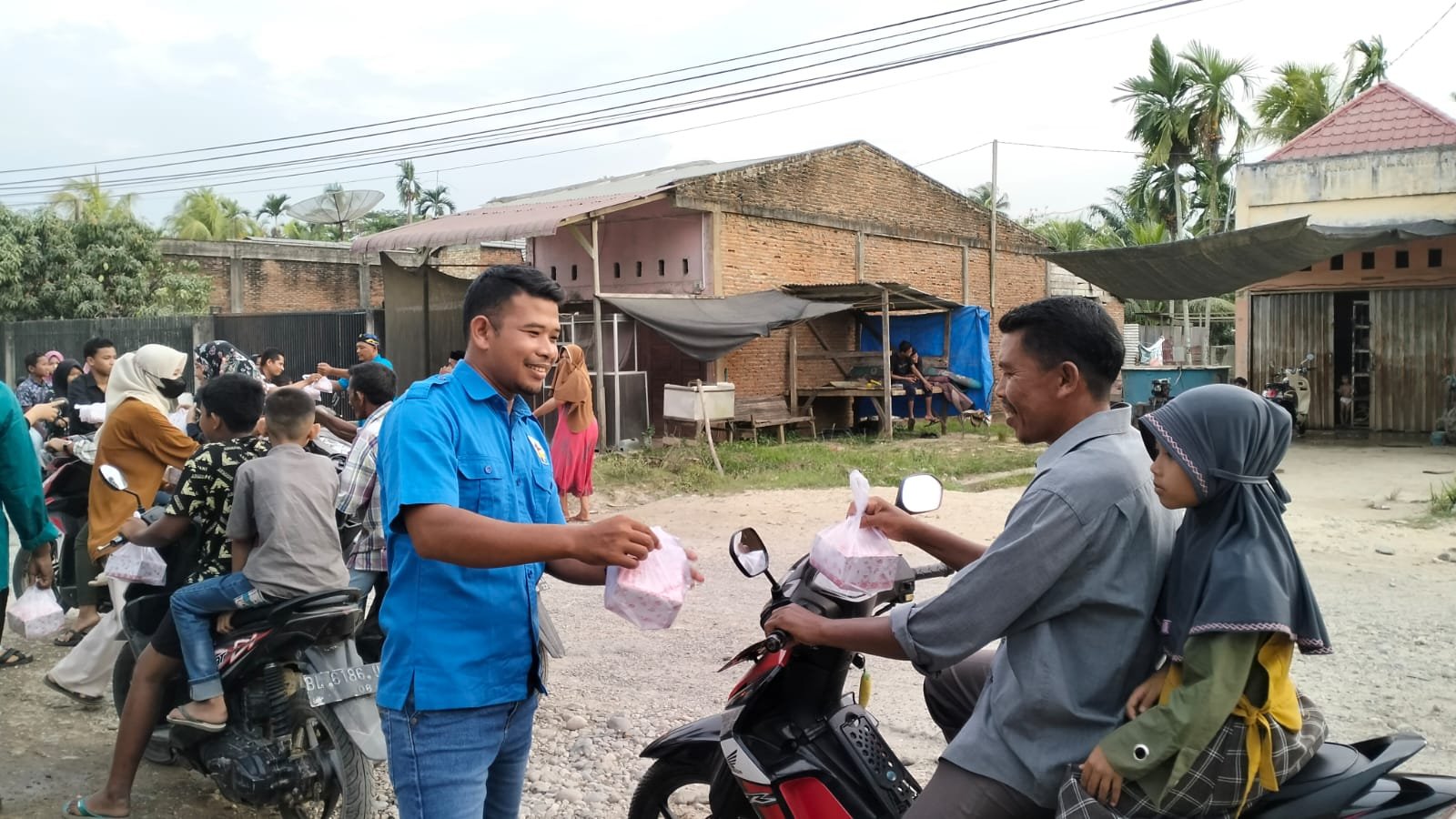 Jalan Rusak Bukan Jadi Penghalang Bagi Pemuda dan Mahasiswa Untuk Bagi Takjil Jalan Rusak Bukan Jadi Penghalang Bagi Pemuda dan Mahasiswa Untuk Bagi Takjil