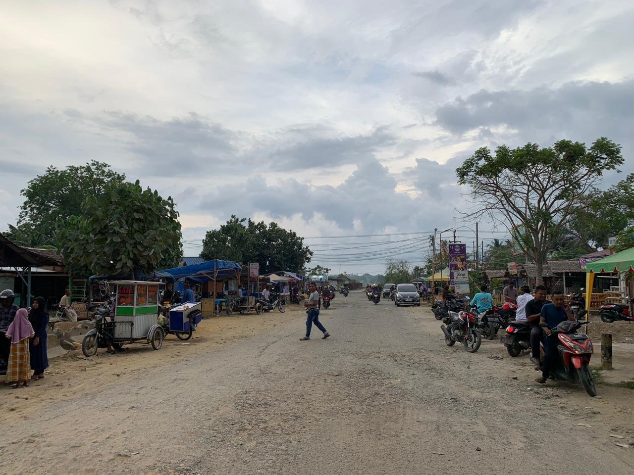 Mahasiswa Unimal Mudik, Pedagang Keluhkan Pembeli Berkurang Signifikan Mahasiswa Unimal Mudik, Pedagang Keluhkan Pembeli Berkurang Signifikan