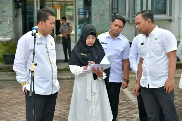 Pj. Bupati Drs. Haili Yoga, M.Si Sidak ASN Yang Tidak Hadir Dihari Pertama Masuk Pj. Bupati Drs. Haili Yoga, M.Si Sidak ASN Yang Tidak Hadir Dihari Pertama Masuk