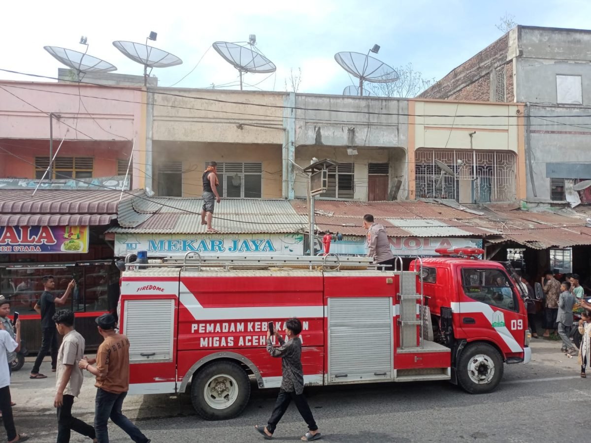 Rumah Makan di Barisan Ruko Kota Lhoksukon Terbakar Rumah Makan di Barisan Ruko Kota Lhoksukon Terbakar
