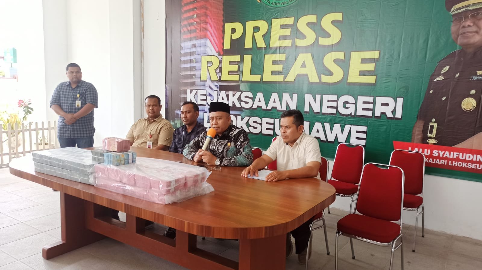 Jaksa Terima Pengembalian Uang Dari PT RS Arun Lhokseumawe Rp 3 Miliar Jaksa Terima Pengembalian Uang Dari PT RS Arun Lhokseumawe Rp 3 Miliar