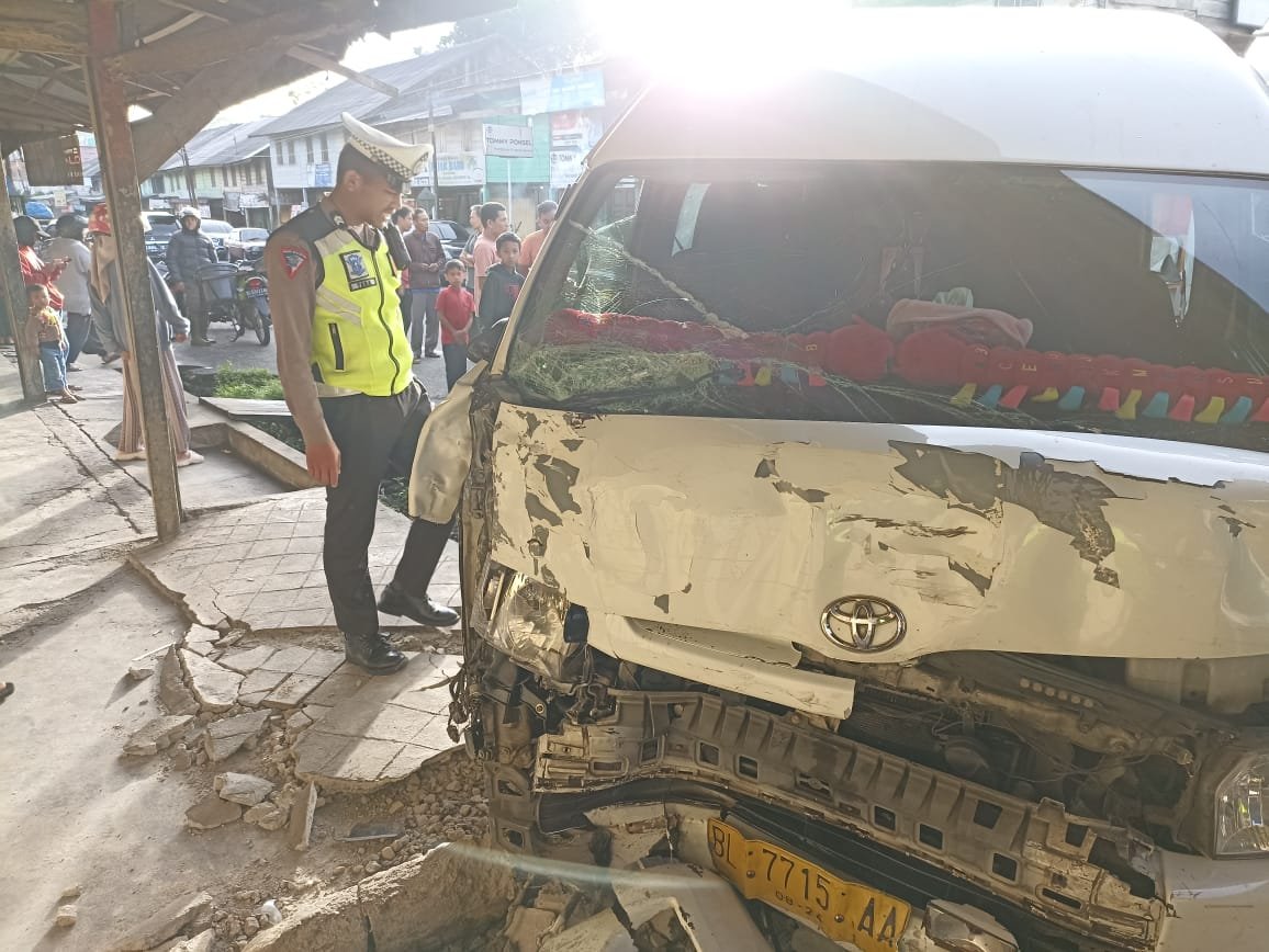 Dua Unit Mobil Penumpang Terjadi Kecelakaan Dijalan Bireun-Takengon Simpang Tritit Dua Unit Mobil Penumpang Terjadi Kecelakaan Dijalan Bireun-Takengon Simpang Tritit