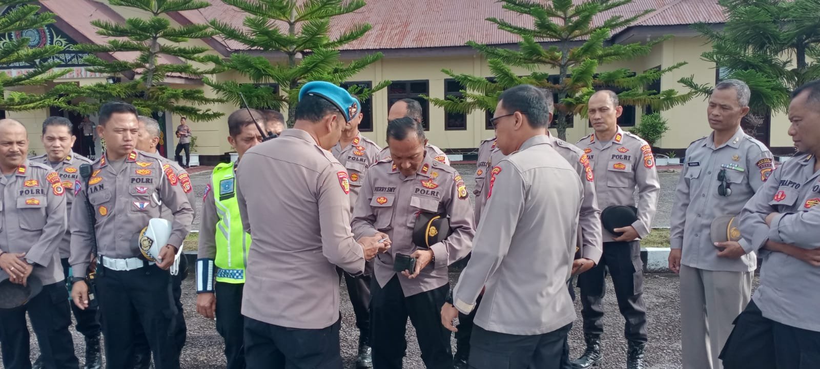 Kasi Propam Polres Bener Meriah Turun Langsung Menindak Personil Yang Tidak Disiplin Kasi Propam Polres Bener Meriah Turun Langsung Menindak Personil Yang Tidak Disiplin