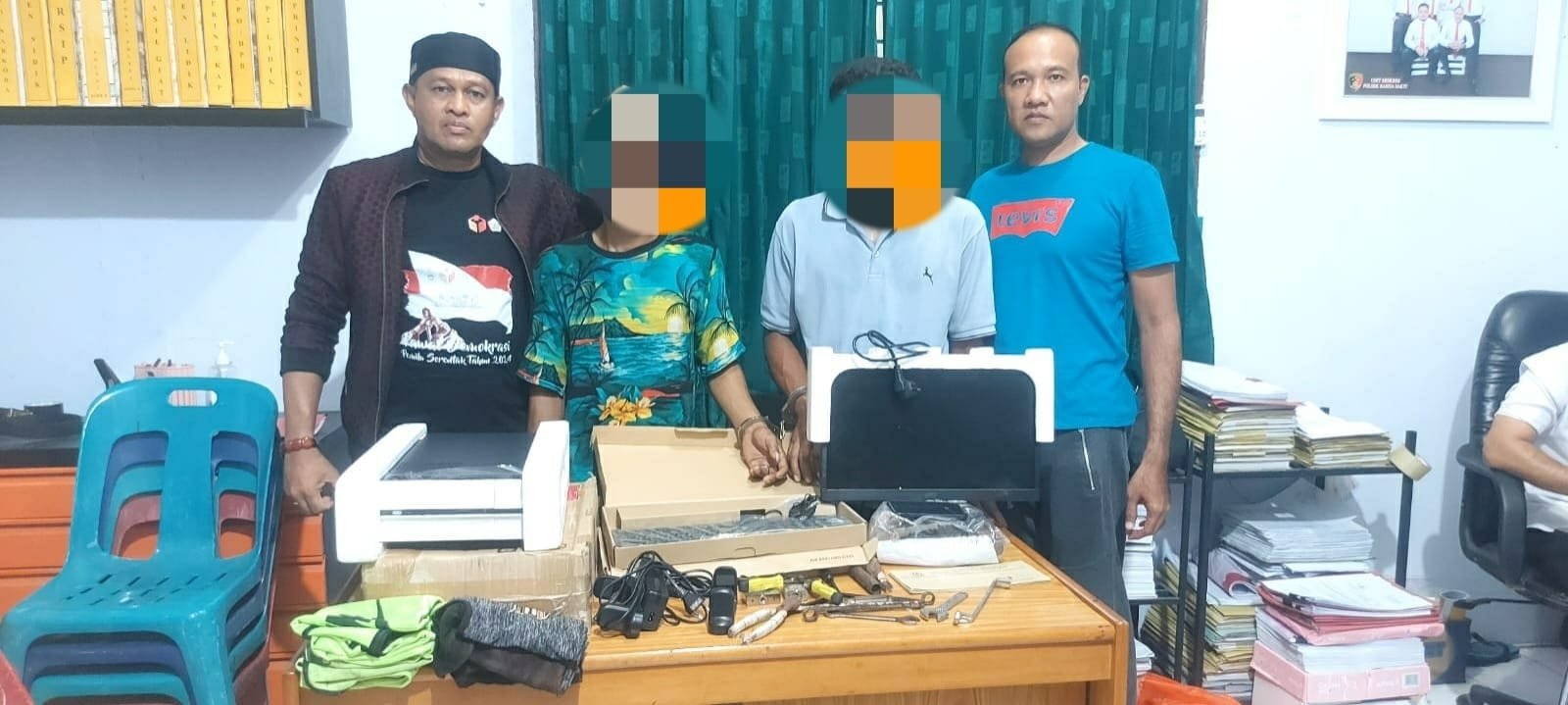Polisi Amankan Dua Tersangka Curat Yang Gasak Gudang Dinas P dan K Aceh Utara di Lhokseumawe Polisi Amankan Dua Tersangka Curat Yang Gasak Gudang Dinas P dan K Aceh Utara di Lhokseumawe