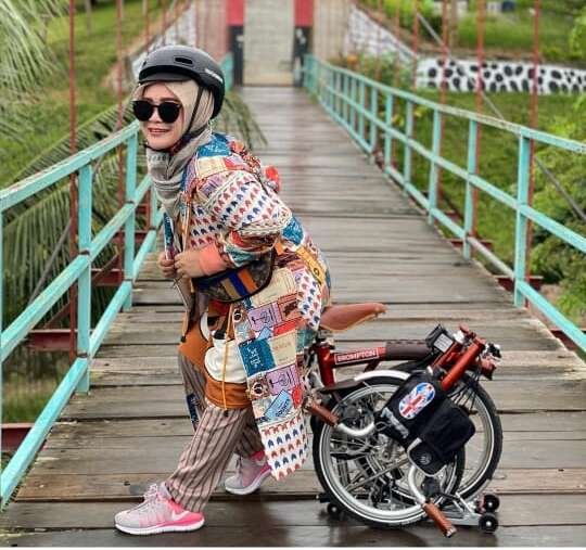 Cut Ernita Hapus Foto Pose Mengunakan Tas Melebihi Harga Rumah Dhuafa Cut Ernita Hapus Foto Pose Mengunakan Tas Melebihi Harga Rumah Dhuafa