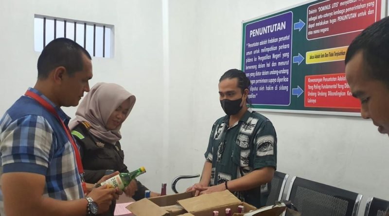 Polisi Serahkan Tersangka Penyedia Miras di Banda Aceh ke Jaksa Polisi Serahkan Tersangka Penyedia Miras di Banda Aceh ke Jaksa
