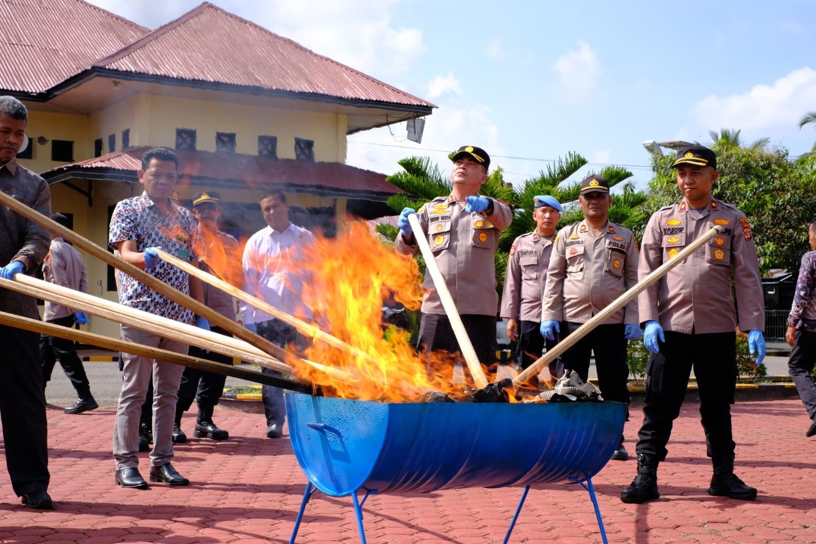 Polres Aceh Utara Musnahkan Barang Bukti Narkoba Senilai Belasan Miliar Polres Aceh Utara Musnahkan Barang Bukti Narkoba Senilai Belasan Miliar