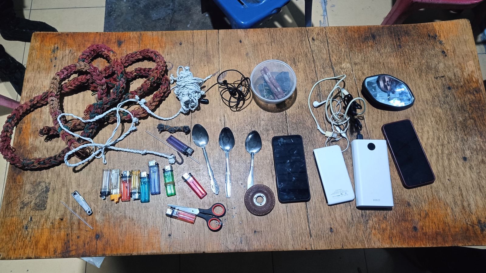 Petugas Rutan Kelas IIB Bener Meriah Lakukan Penggeledahan Kamar Hunian WBP Petugas Rutan Kelas IIB Bener Meriah Lakukan Penggeledahan Kamar Hunian WBP