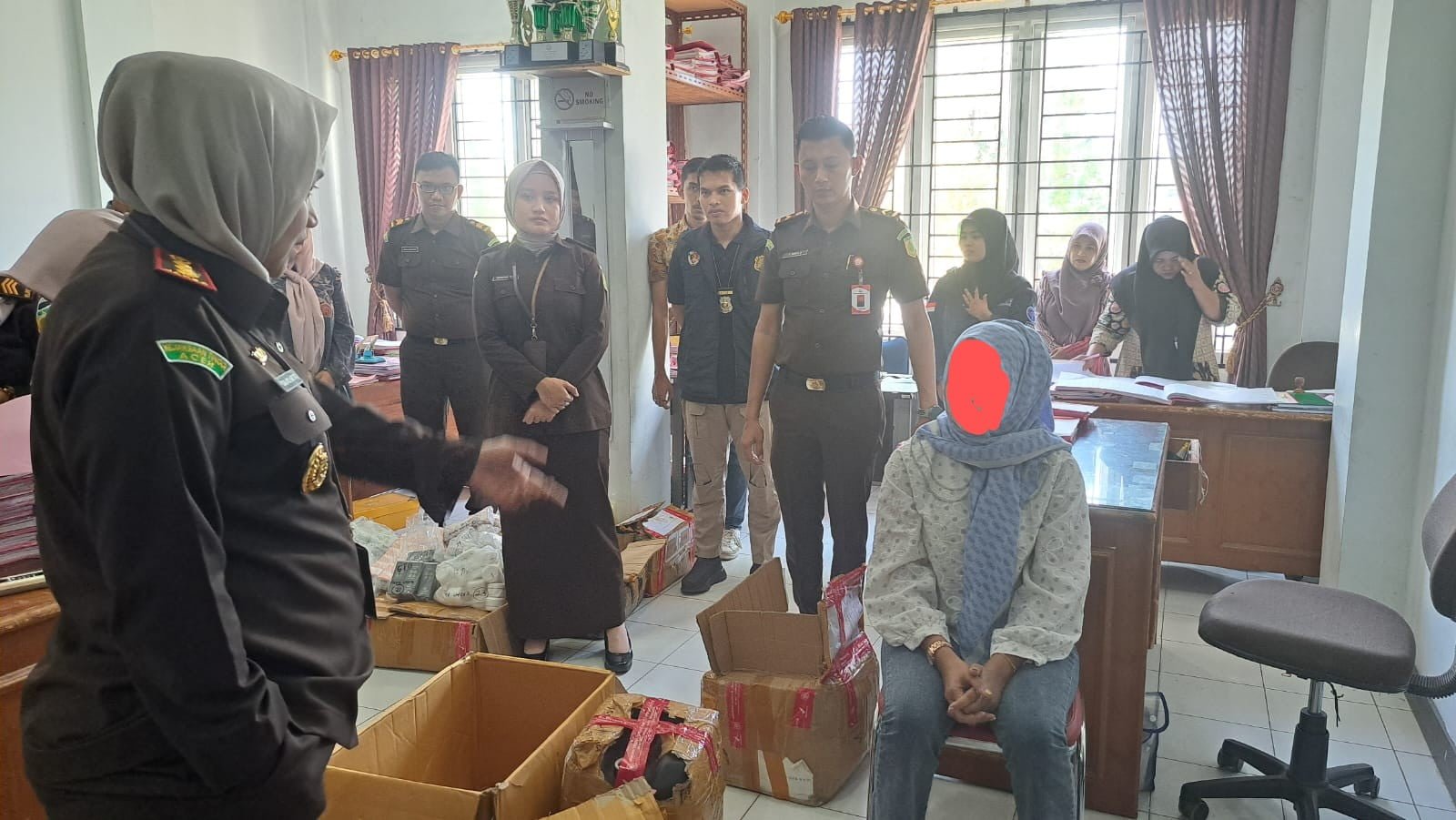 BPOM Serahkan Tersangka Penjualan Kosmetik Ilegal ke Kejari Aceh Utara BPOM Serahkan Tersangka Penjualan Kosmetik Ilegal ke Kejari Aceh Utara