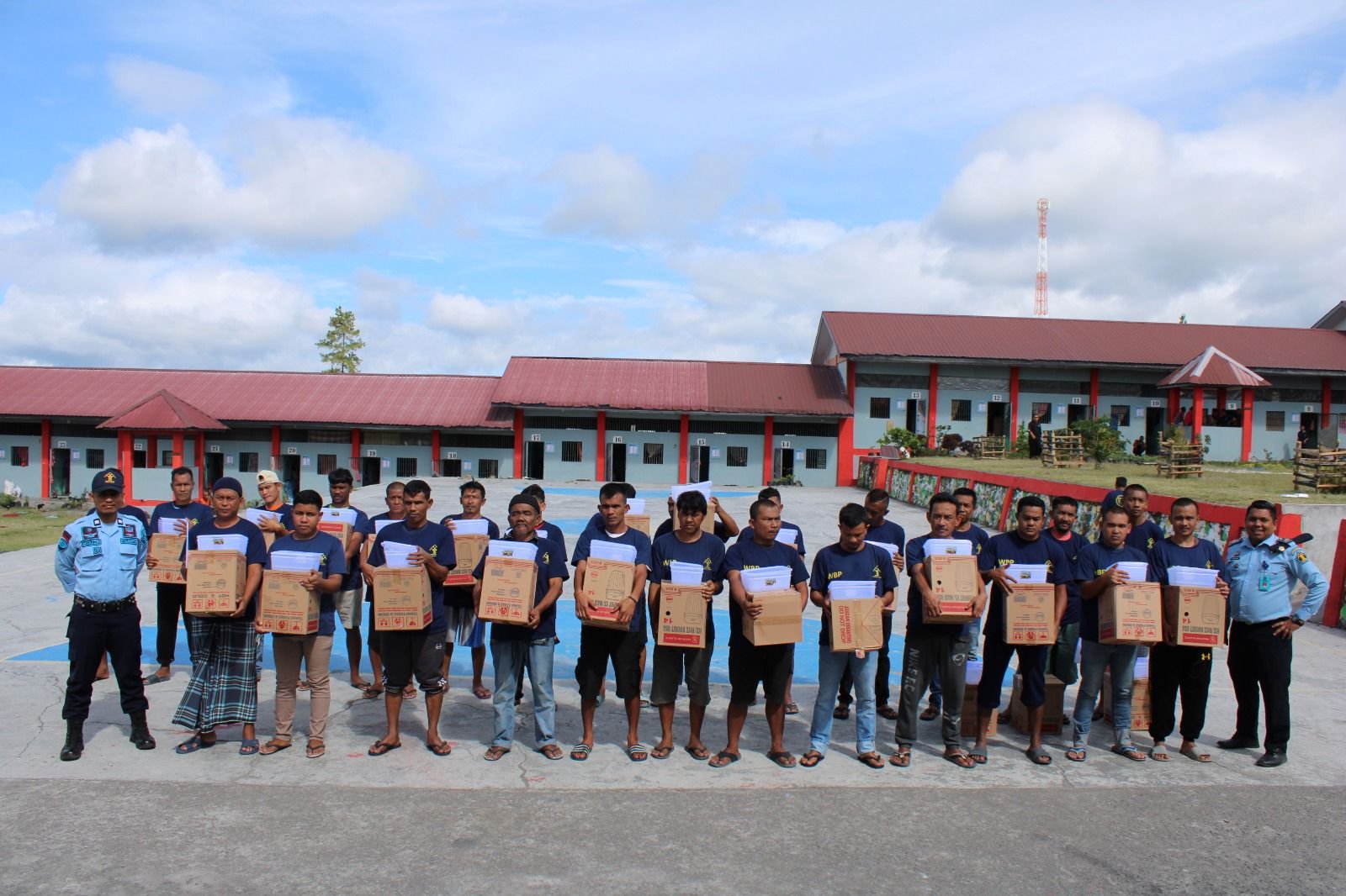Rutan Kelas IIB Bener Meriah Bagikan Alat Makan Warga Binaan Rutan Kelas IIB Bener Meriah Bagikan Alat Makan Warga Binaan
