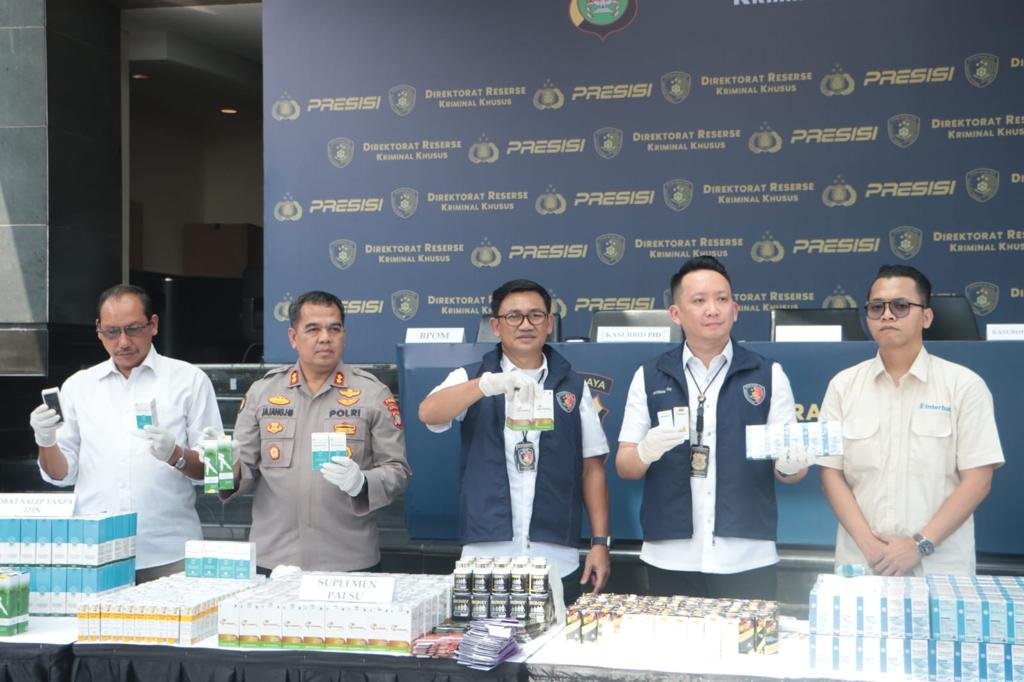 Polisi Ungkap Obat dan Suplemen Palsu dan Tangkap 5 Tersangka, Omset Rp 130,4 Miliar Polisi Ungkap Obat dan Suplemen Palsu dan Tangkap 5 Tersangka, Omset Rp 130,4 Miliar