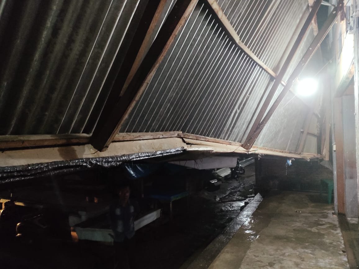 Hujan Lebat dan Angin Kencang, Empat Unit Ruko Semi Permanen Rusak di Muara Batu Hujan Lebat dan Angin Kencang, Empat Unit Ruko Semi Permanen Rusak di Muara Batu