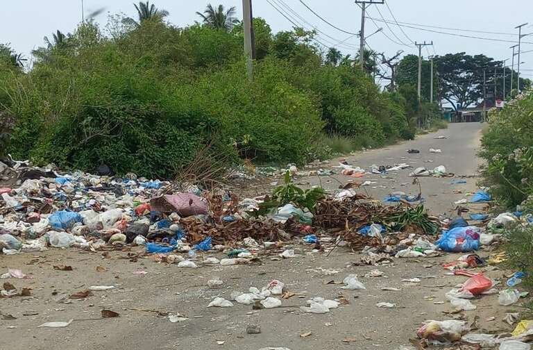 Tumpukan Sampah Menumpuk di Meunasah Blang Lhokseumawe Tumpukan Sampah Menumpuk di Meunasah Blang Lhokseumawe