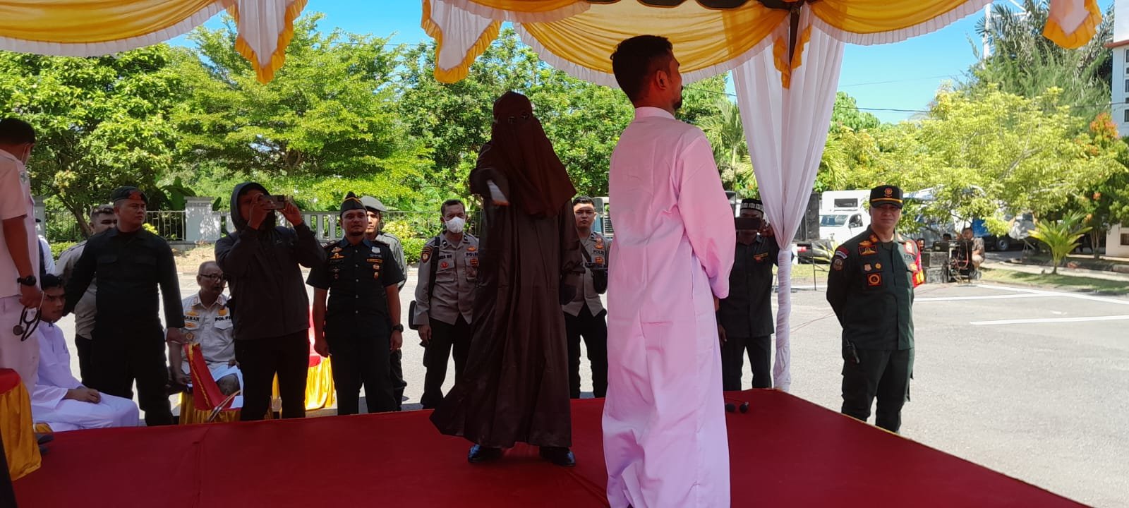 Kejari Aceh Utara Cambuk Enam Terpidana Hukum Jinayat Kejari Aceh Utara Cambuk Enam Terpidana Hukum Jinayat