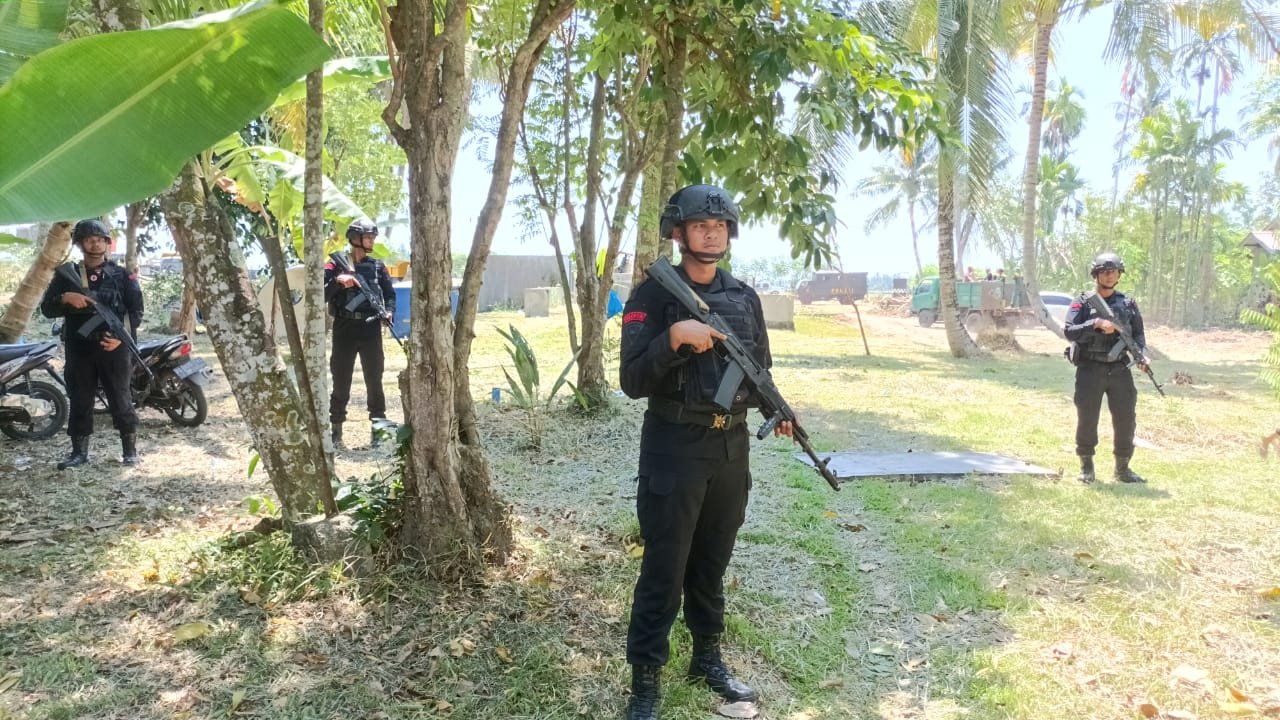 Satuan Brimob Polda Aceh Sterilkan Lokasi Jelang Kedatangan Presiden Ke Pidie Satuan Brimob Polda Aceh Sterilkan Lokasi Jelang Kedatangan Presiden Ke Pidie