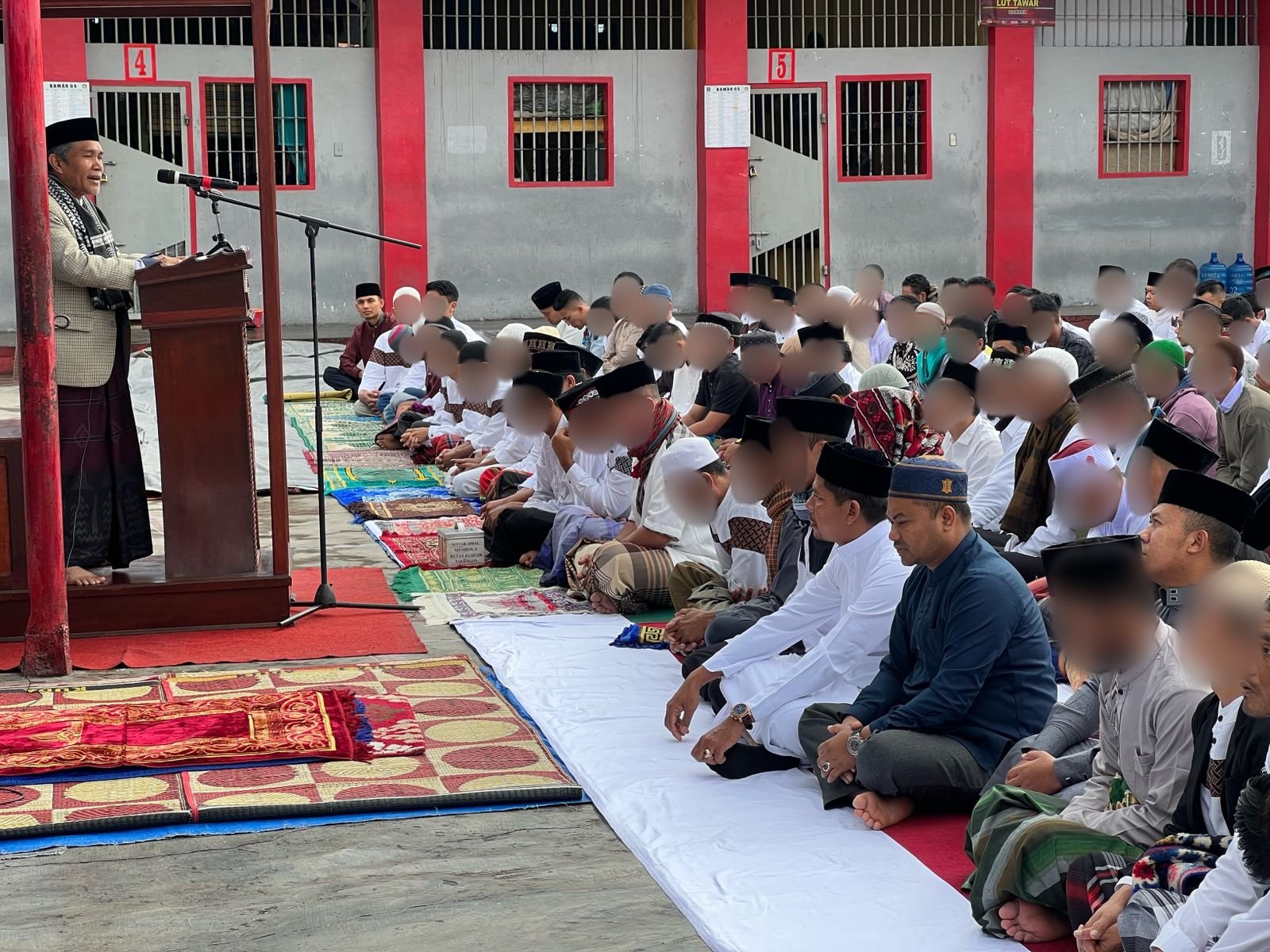 Jeruji Besi Bukan Halangan Bagi Warga Binaan Pemasyarakatan Melaksanakan Shalat Idul Adha Jeruji Besi Bukan Halangan Bagi Warga Binaan Pemasyarakatan Melaksanakan Shalat Idul Adha