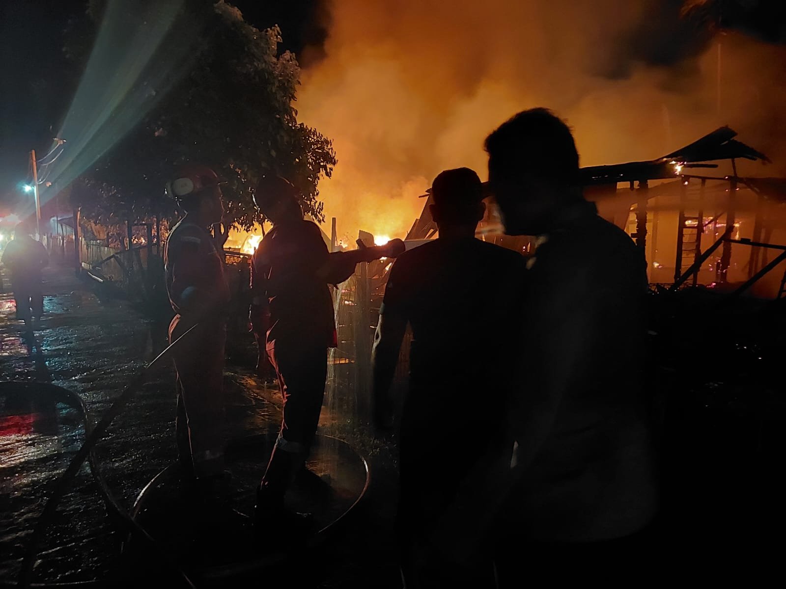 7 Unit Rumah Warga Ludes Terbakar di Batuphat Timur 7 Unit Rumah Warga Ludes Terbakar di Batuphat Timur