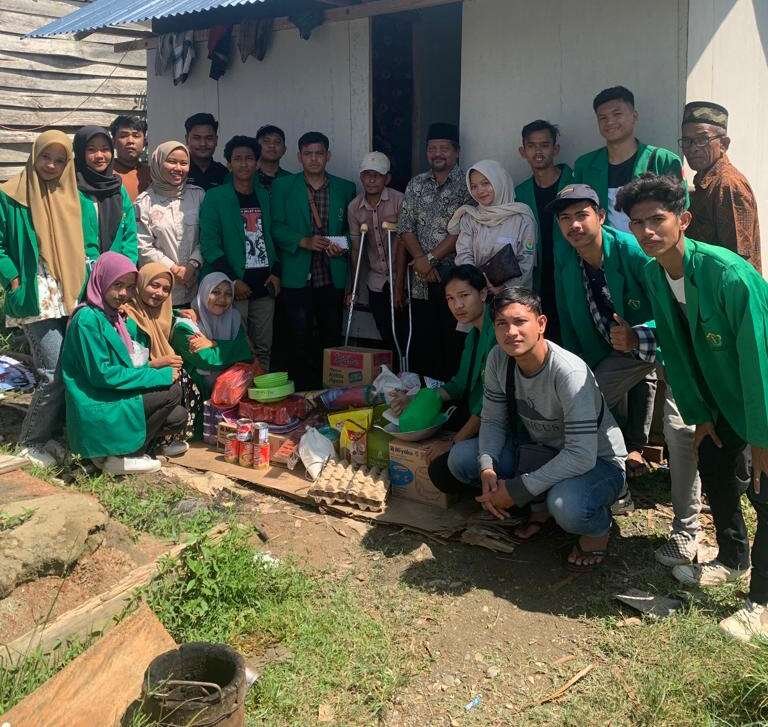 Ormawa Hukum Unimal Bantu Bapak Penyandang Disabilitas di Gampong Ampeh Ormawa Hukum Unimal Bantu Bapak Penyandang Disabilitas di Gampong Ampeh