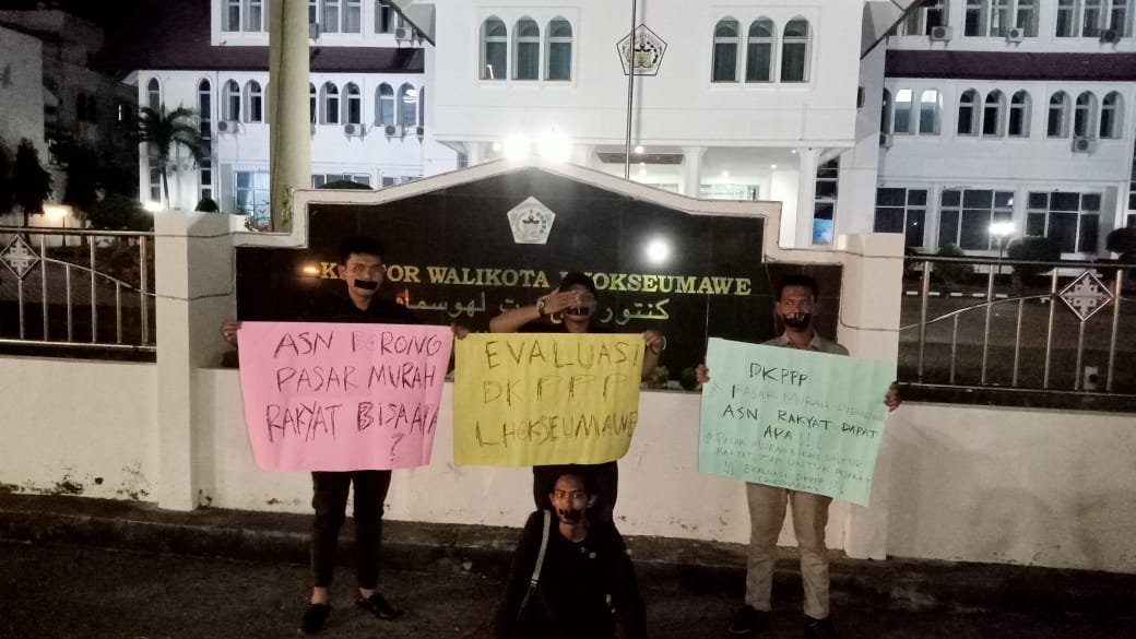 Pasar Murah Untuk Warga Miskin Diborong ASN, GeMA Gelar Aksi di Kantor Wali Kota Lhokseumawe Pasar Murah Untuk Warga Miskin Diborong ASN, GeMA Gelar Aksi di Kantor Wali Kota Lhokseumawe