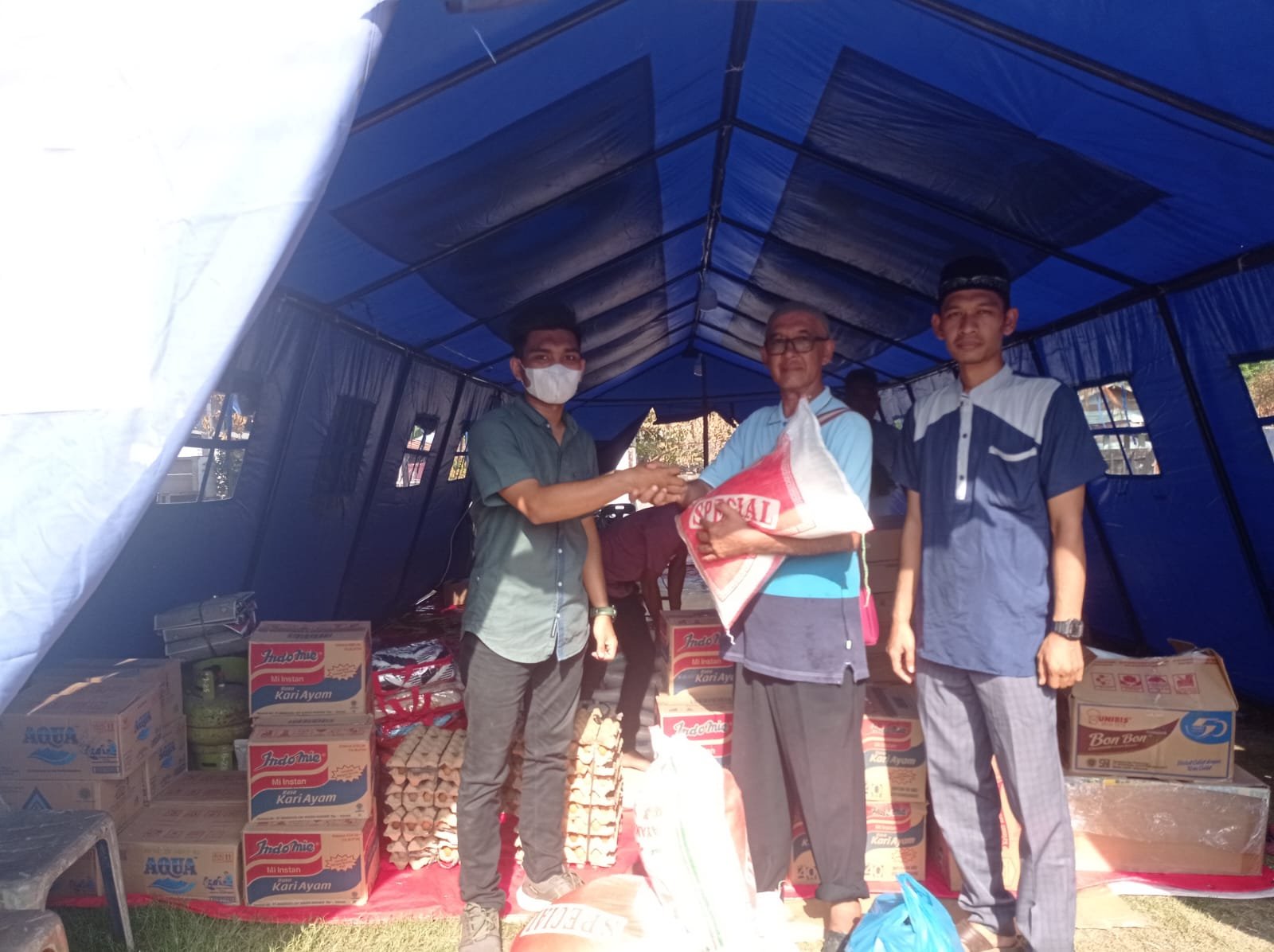 Aminullah Usman Serahkan Bantuan untuk Korban Kebakaran di Lhokseumawe Aminullah Usman Serahkan Bantuan untuk Korban Kebakaran di Lhokseumawe