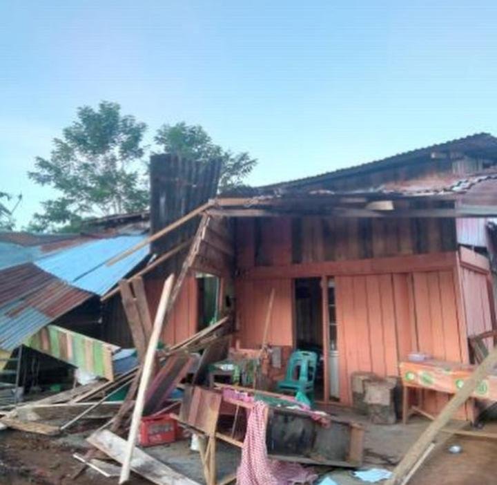 BREAKING NEWS : Rumah Warga Di Kecamatan Pintu Rime Gayo Di Tabrak Mobil, Sopir Kabur BREAKING NEWS : Rumah Warga Di Kecamatan Pintu Rime Gayo Di Tabrak Mobil, Sopir Kabur
