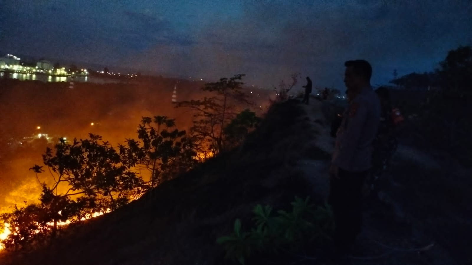 Diduga Akibat Bakar Sampah Sembarangan Jadi Penyebab Kebakaran Lahan di Blang Panyang Diduga Akibat Bakar Sampah Sembarangan Jadi Penyebab Kebakaran Lahan di Blang Panyang