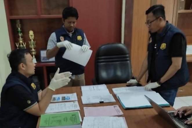 Tim Tipidkor Ditreskrimsus Polda Aceh Geledah Kantor Dinkes Aceh Tengah Tim Tipidkor Ditreskrimsus Polda Aceh Geledah Kantor Dinkes Aceh Tengah