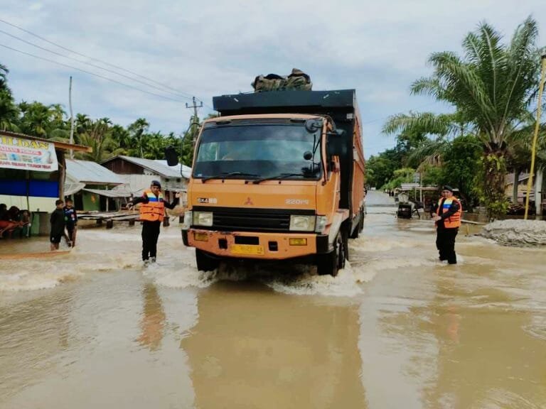 Jalan Nasional Tapaktuan-Subulussalam Terendam Banjir Jalan Nasional Tapaktuan-Subulussalam Terendam Banjir