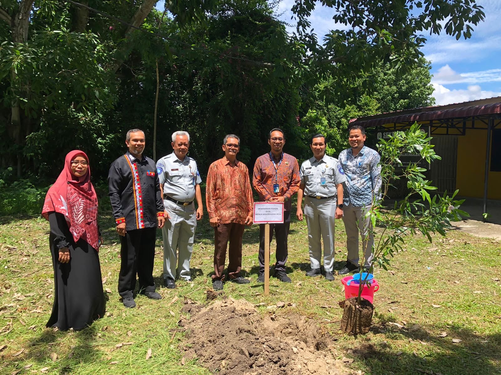 Jasa Raharja Aceh dan Fakultas Hukum Unimal Lakukan Penanaman Pohon Tabebuya Jasa Raharja Aceh dan Fakultas Hukum Unimal Lakukan Penanaman Pohon Tabebuya