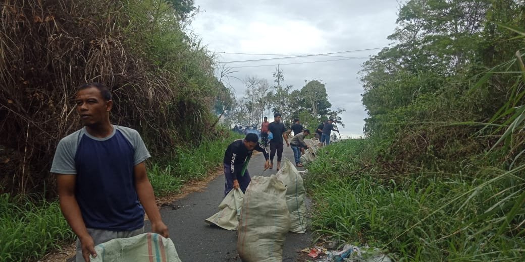 Darurat Sampah !! Pemuda Dan Warga Mekar Ayu Kembali Bersihkan Sampah Yang Berserakan Di Jalan Darurat Sampah !! Pemuda Dan Warga Mekar Ayu Kembali Bersihkan Sampah Yang Berserakan Di Jalan