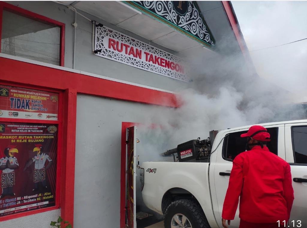 Cegah DBD, Rutan Takengon Lakukan Fogging Di Area Lingkungan Cegah DBD, Rutan Takengon Lakukan Fogging Di Area Lingkungan