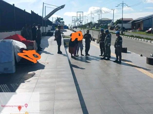 Satpol PP-WH Tertibkan Peralatan Pedagang Di Taman Pedestrian Satpol PP-WH Tertibkan Peralatan Pedagang Di Taman Pedestrian