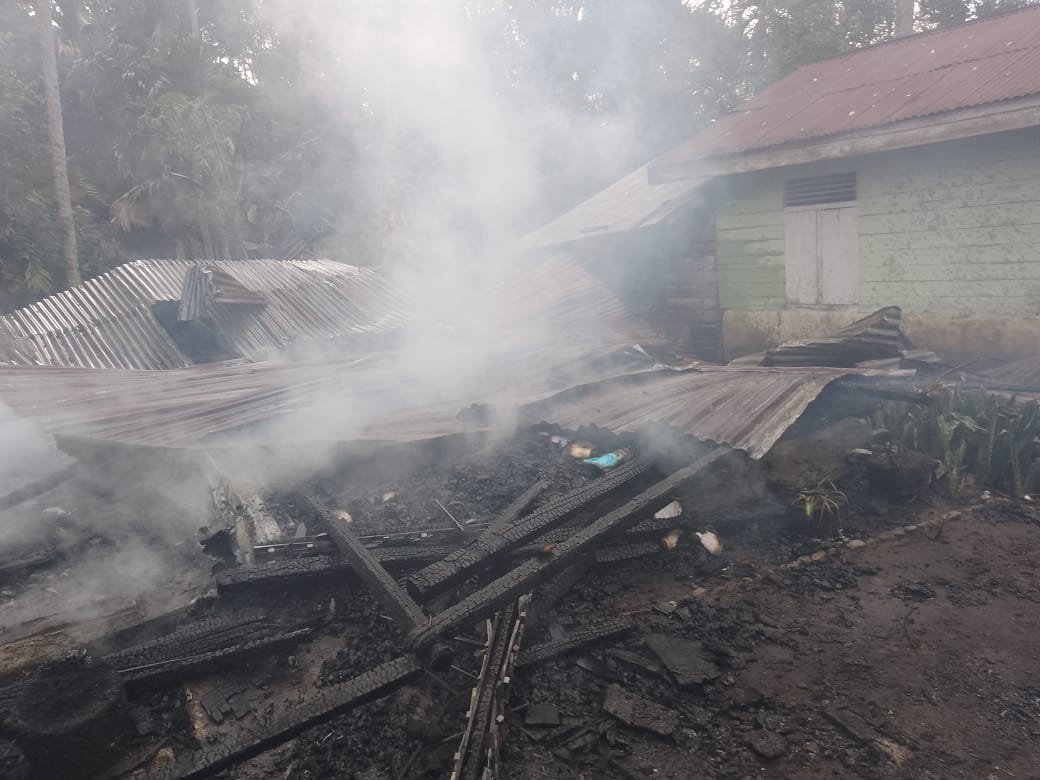BREAKING NEWS : Satu Unit Rumah Warga Hangus Terbakar BREAKING NEWS : Satu Unit Rumah Warga Hangus Terbakar