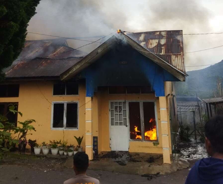 Dua Unit Rumah Dinas SMA Unggul Binaan Di Lalap Si Jago Merah Dua Unit Rumah Dinas SMA Unggul Binaan Di Lalap Si Jago Merah