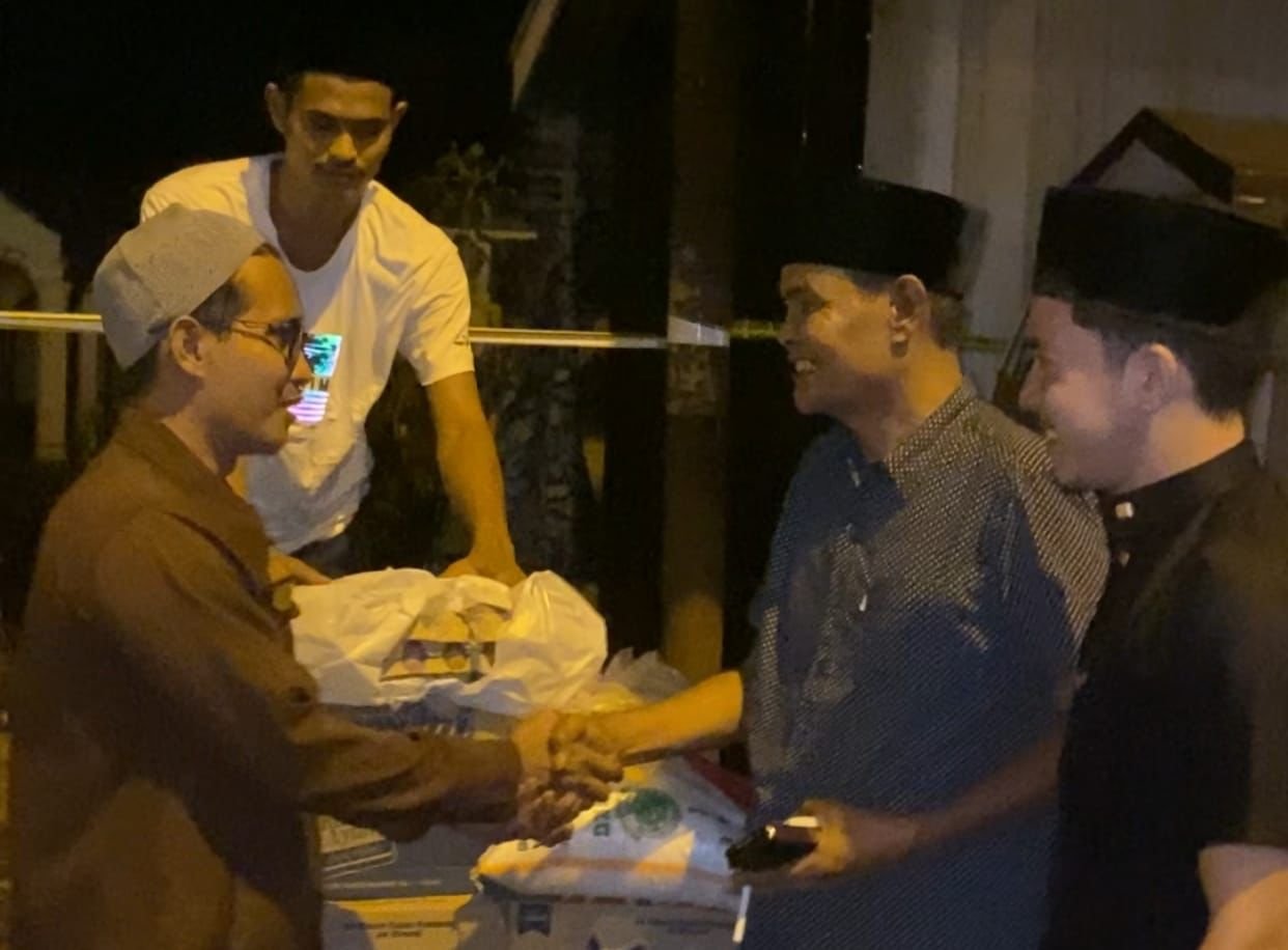 Kebakaran Di Aceh Barat Hanguskan 3 Rumah Warga, Founder RTA Serahkan Bantuan Masa Panik Kebakaran Di Aceh Barat Hanguskan 3 Rumah Warga, Founder RTA Serahkan Bantuan Masa Panik