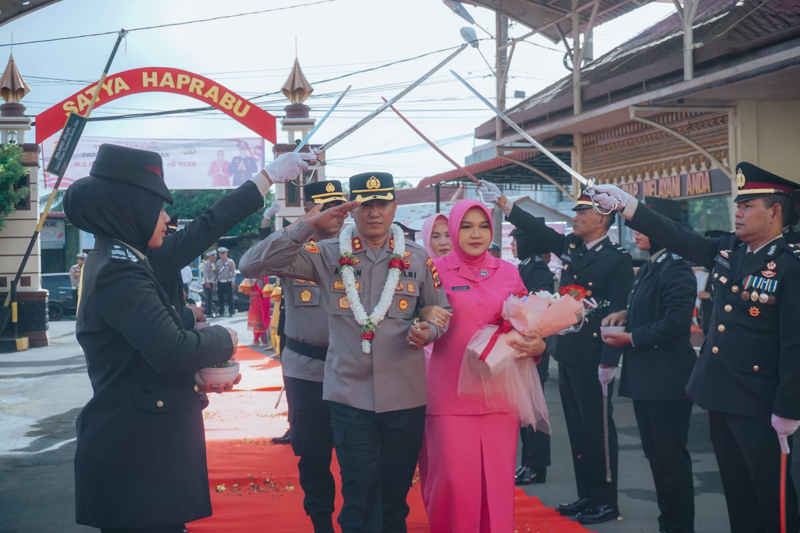 AKBP Dr. Ahzan Resmi Jabat Kapolres Lhokseumawe, Disambut Tradisi Pedang Pora yang Khidmat AKBP Dr. Ahzan Resmi Jabat Kapolres Lhokseumawe, Disambut Tradisi Pedang Pora yang Khidmat