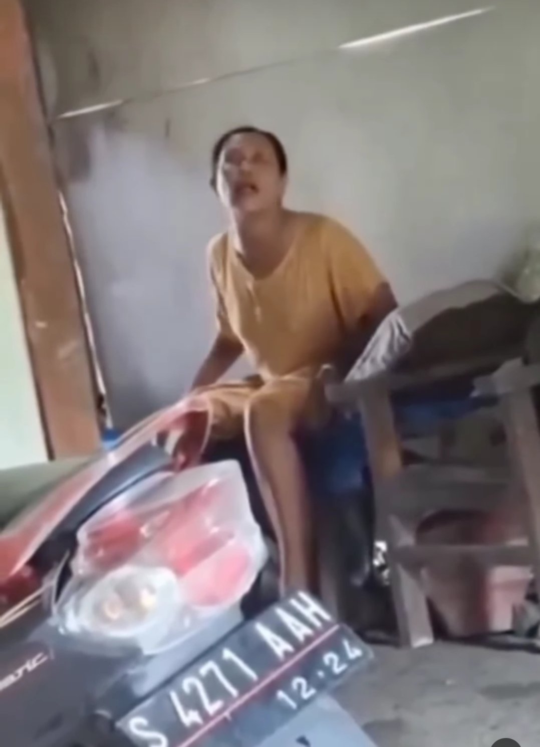 Viral di Medsos !! Saat di Tagih Hutang Seorang Perempuan Kesurupan Viral di Medsos !! Saat di Tagih Hutang Seorang Perempuan Kesurupan